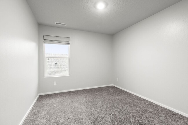 Building Photo - Newer Construction Home in Upriver Drive Neighborhood