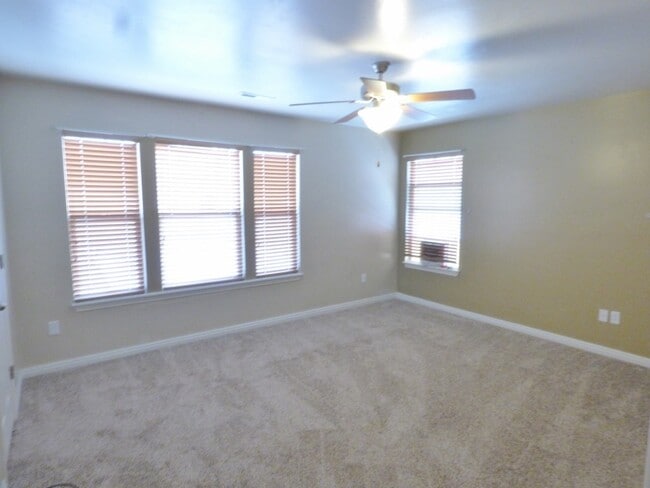 Building Photo - 3 Bd 3.5 Bath Model Like Townhome in Riverton