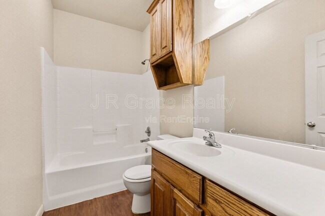 Building Photo - 2100 Breezy Dr