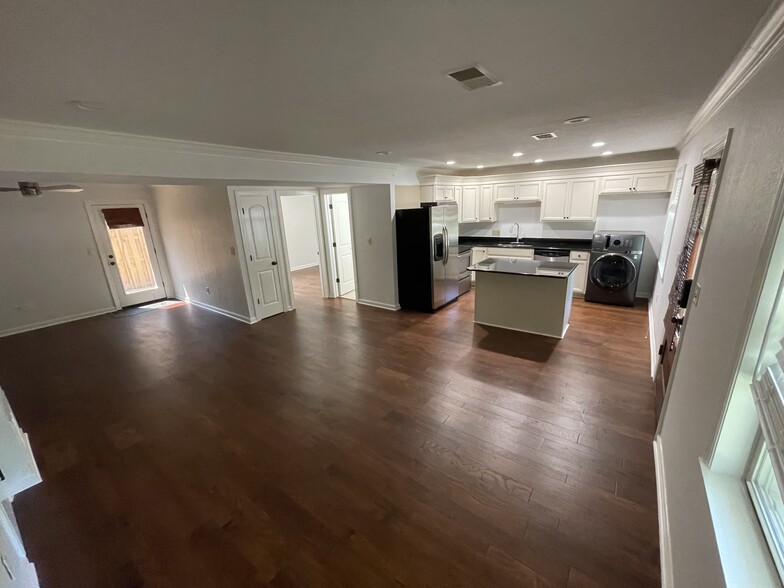 Living and kitchen - 114 Orleans Oak Ln