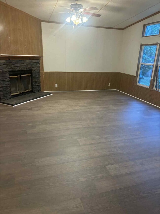 Building Photo - 1020 Little Perry Rd