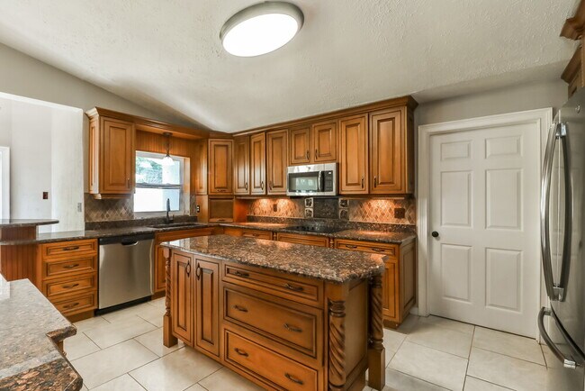 Building Photo - 8807 Wellesly Ct