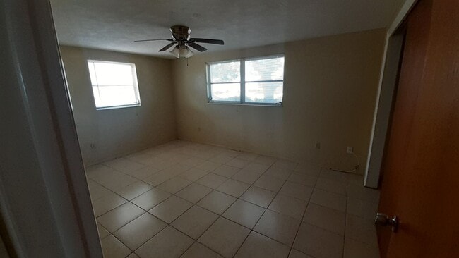 Building Photo - 2/1.5/1 1000 Sq. Ft. NEW AC!!!Spacious living room, Lanai, fenced in yard, and tile floors though...