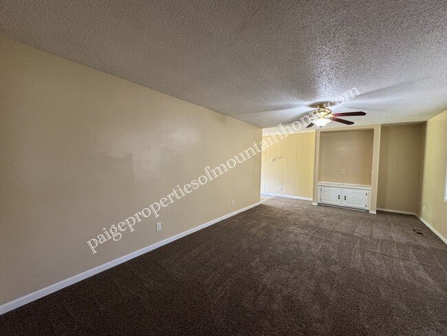 Building Photo - 3 bedroom, 1 bath Home
