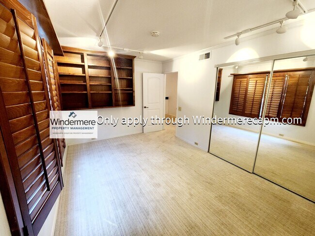 Building Photo - Gorgeous Campus Commons Home Available Now!