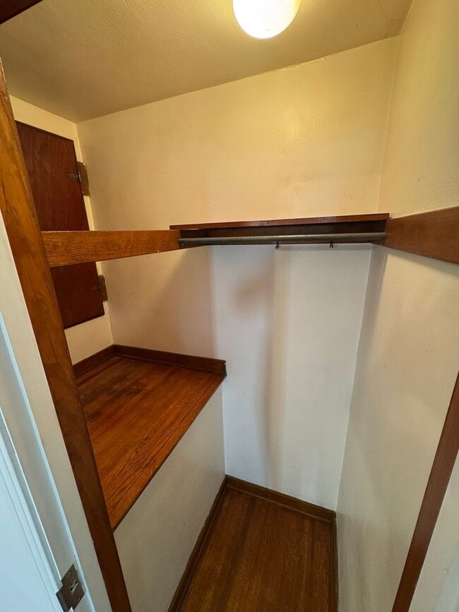 Building Photo - Updated 2-Bedroom 1-Bath Ranch House, GORG...