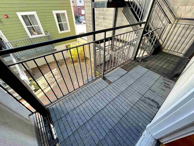 Building Photo - 325 1st St