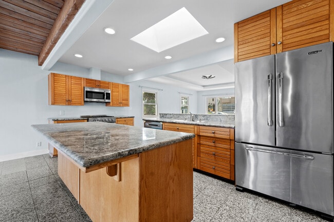 Building Photo - 425 Neptune Ave