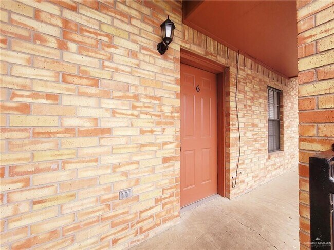 Building Photo - 15 Tulip Ave