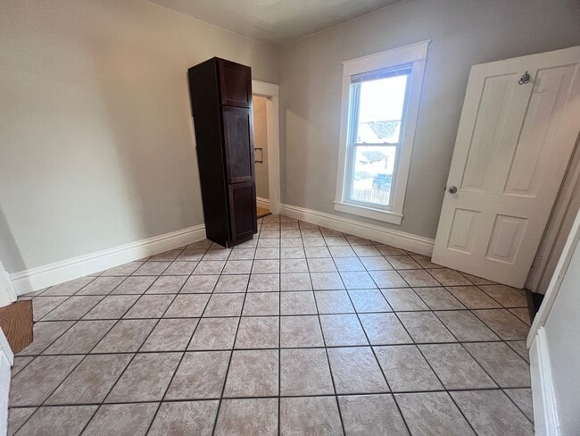 Building Photo - Two Bedroom Apartment! Three Blocks from Michigan Ave (Medical Mile)