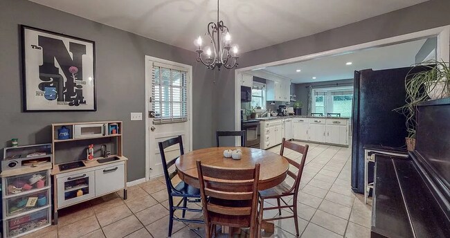 Building Photo - Available early Jan! 3bd/2bth w/fenced yard