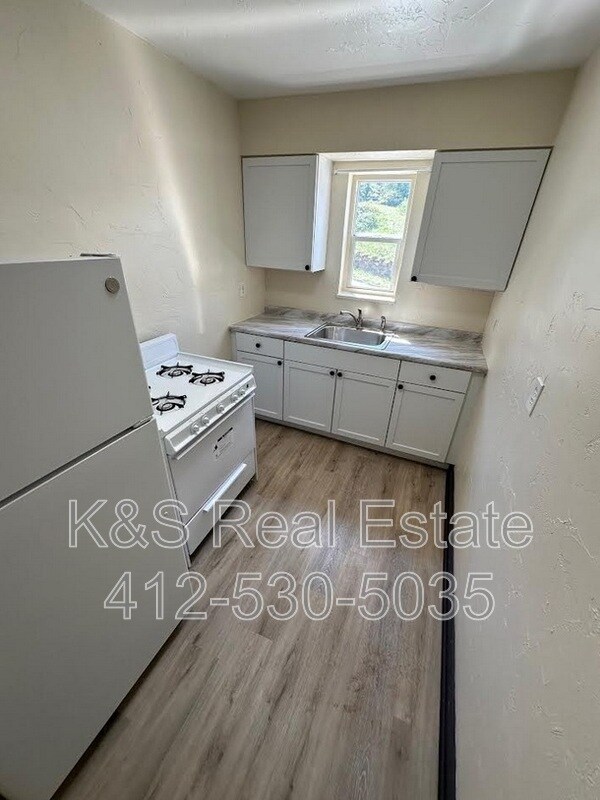 Building Photo - 144-144 W 9th Ave