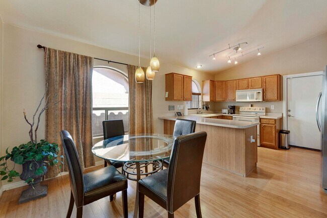 Building Photo - Gorgeous fully furnished home in Gilbert w...