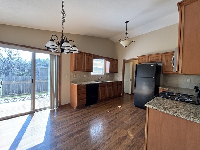 Building Photo - 415 Aaron Dr