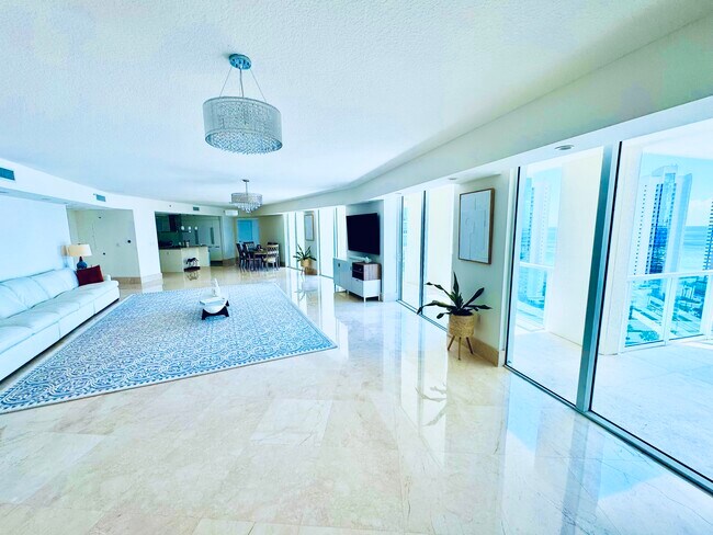 Building Photo - St. Tropez Penthouse