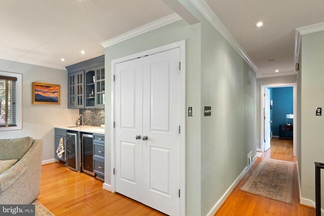 Building Photo - 1404 Middlebury Dr
