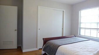 Building Photo - 310 West Mistletoe Avenue