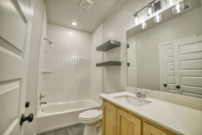 Building Photo - Brand New Home in Washington!