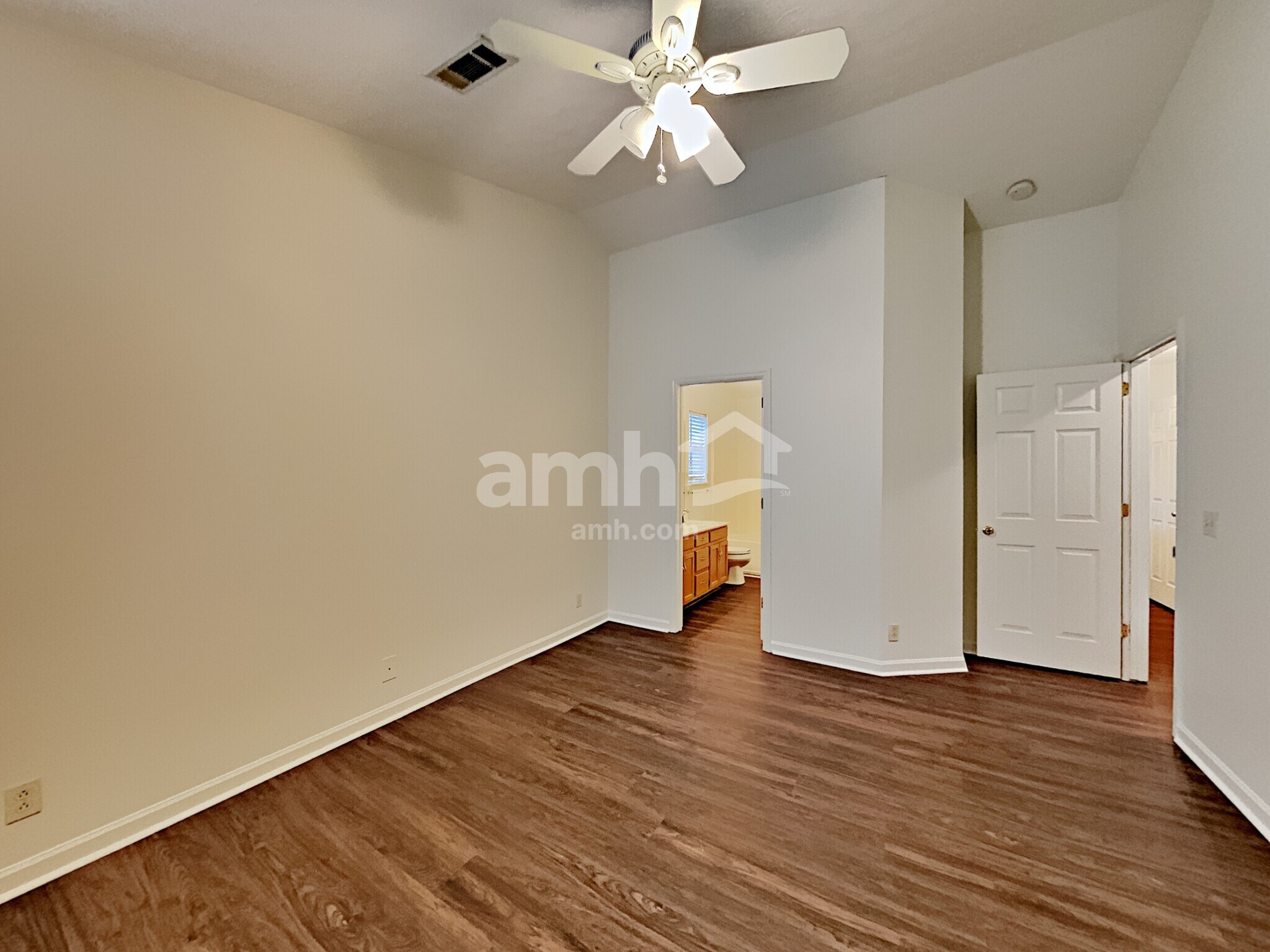 Building Photo - 2960 Riverbend Dr