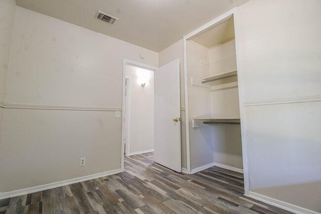 Building Photo - 5822 Branch Valley Dr