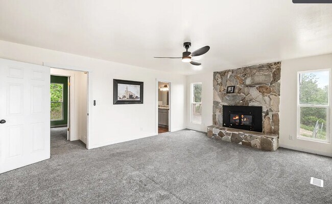 Building Photo - 140 E Spring Dr