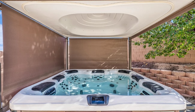 Building Photo - Gorgeous 4 Bed with 3 Car Garage AND Hot Tub