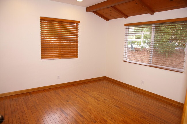 Building Photo - 268 Lake Sherwood Dr