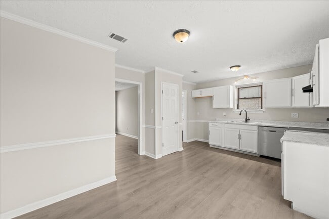 Building Photo - 2357 Basswood Dr