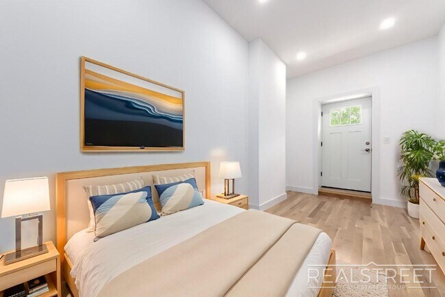 Building Photo - Brand New 3 Bed 2 Bath Parlor Floor in Rid...