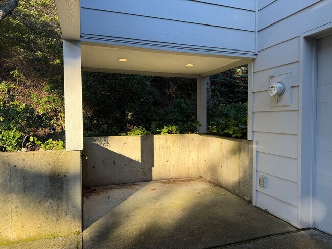 Building Photo - Breathtaking views of Chuckanut Bay!!