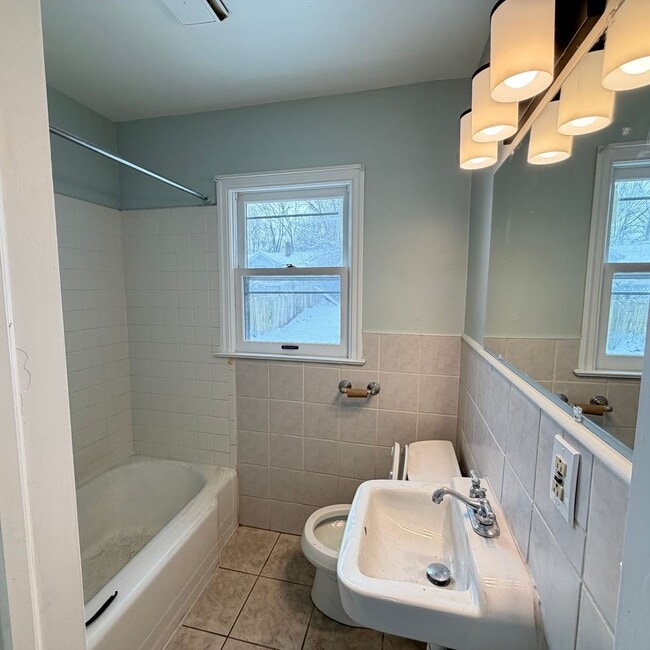 Building Photo - Updated 3 bedroom home on the West side of Grand Rapids