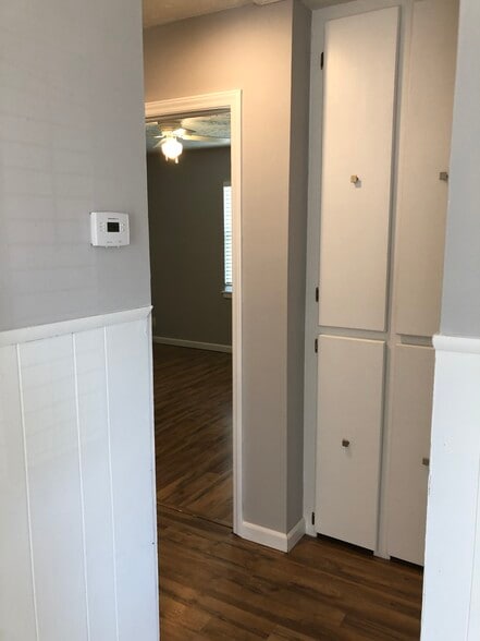 Building Photo - 907 N Osage Ave