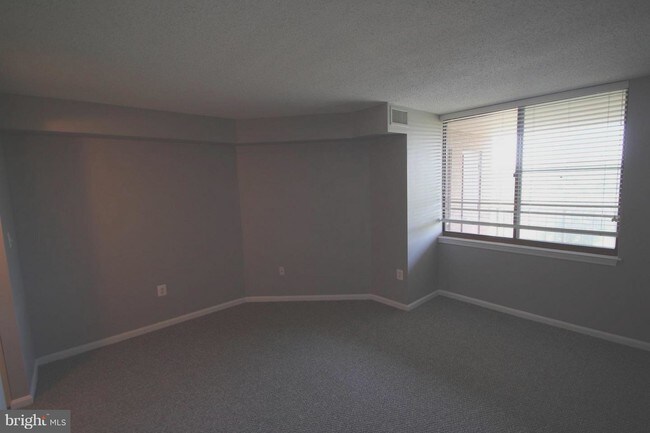 Building Photo - 10101 Grosvenor Pl