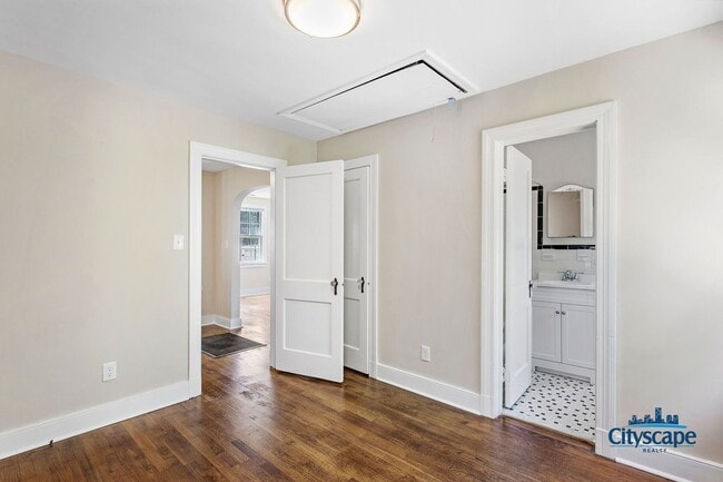 Building Photo - ADORABLE RENOVATED COTTAGE IN SANDSTON