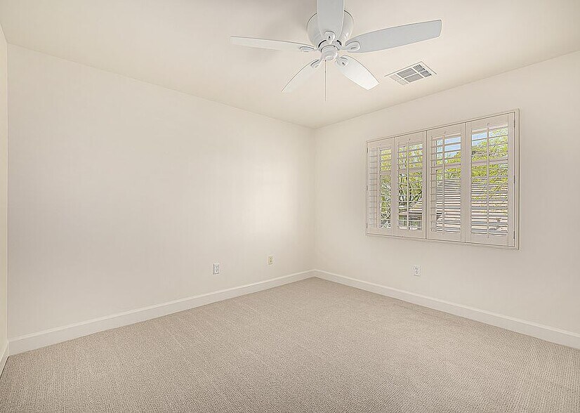 Building Photo - 122 W Cottage Ln