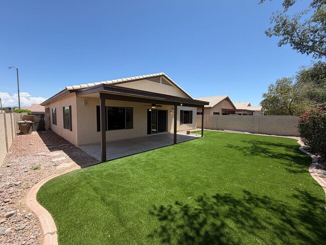 Building Photo - Beautifully Remodeled North Peoria Home 3 Bedroom 2 Bath Plus Office