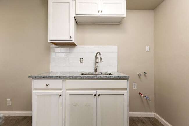 Building Photo - 564 Marquette Dr