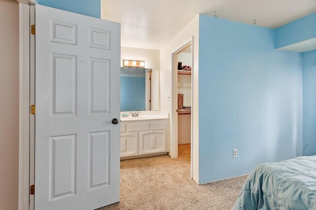 Building Photo - Three bed, Two bath home | Available November 1