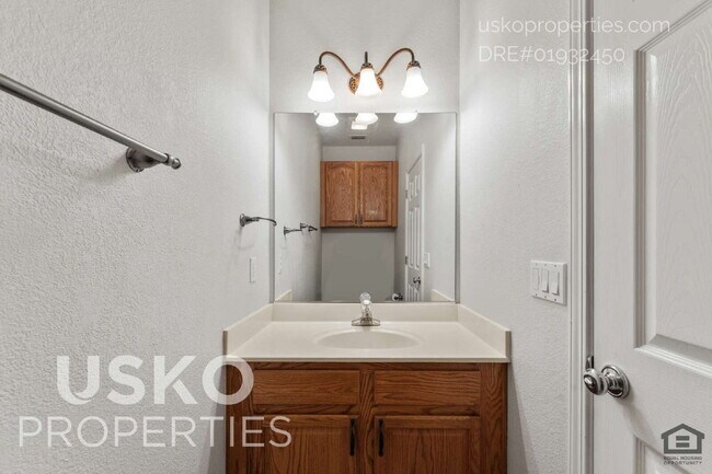 Building Photo - "Spacious 4-Bedroom Retreat with 2.5 Baths...