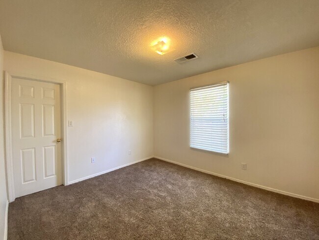 Building Photo - Spacious 3BR/2Bath/2Living - 1 Car Garage