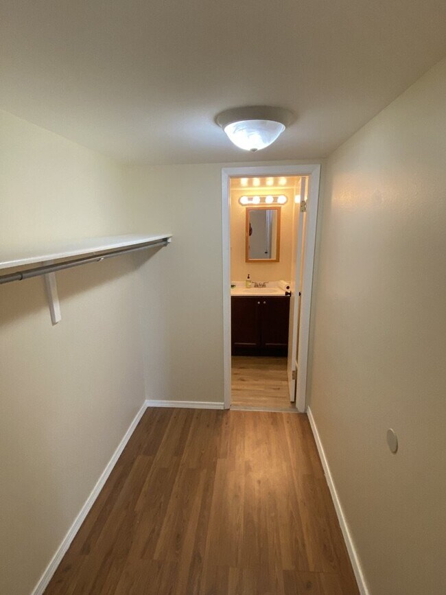 Building Photo - AVAILABLE IMMEDIATELY! Five bedroom house ...