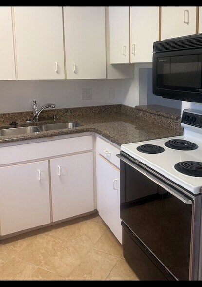 Full Kitchen - 640 N Nova Rd