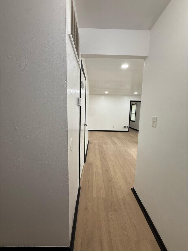 Building Photo - 5 Bedroom