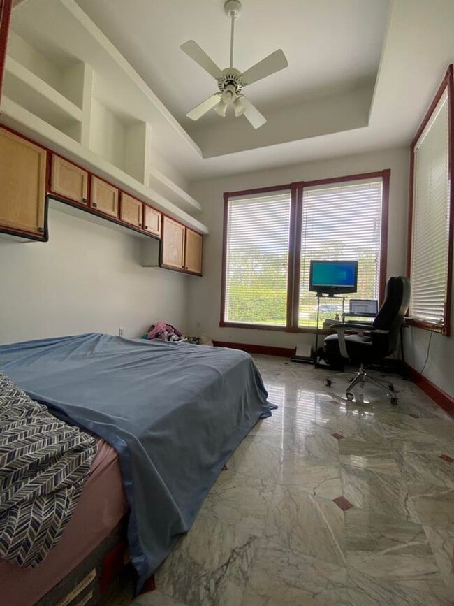 Building Photo - Spacious 3/2 with In-Law Suite