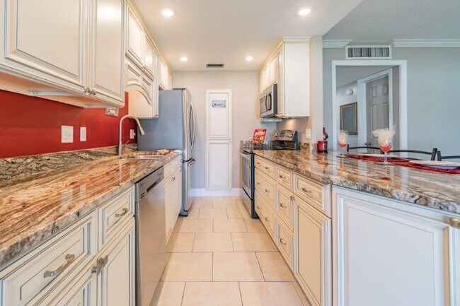 Building Photo - 650 Pinellas Point Dr S