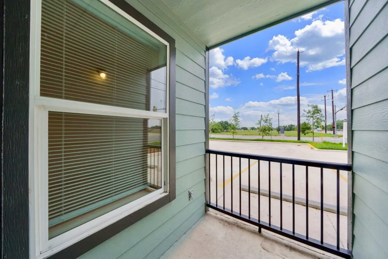 Building Photo - 903 Canterbury