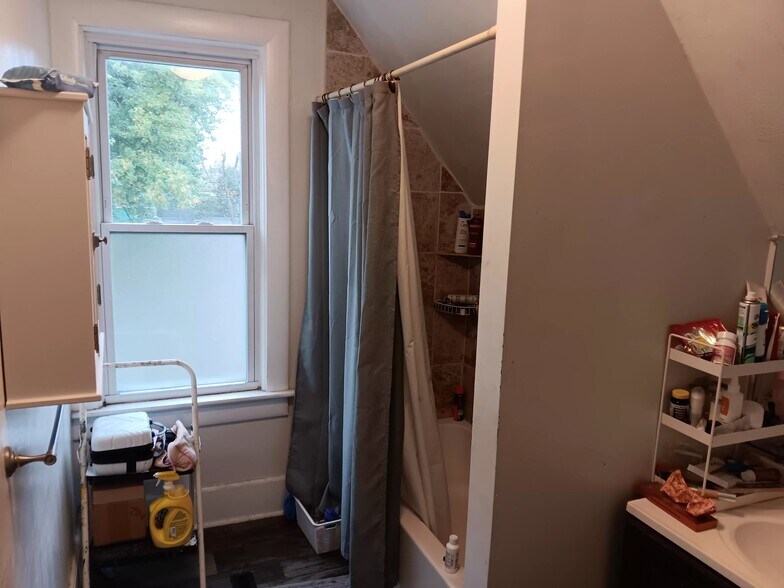 Upper bathroom - 2016 N 12th St
