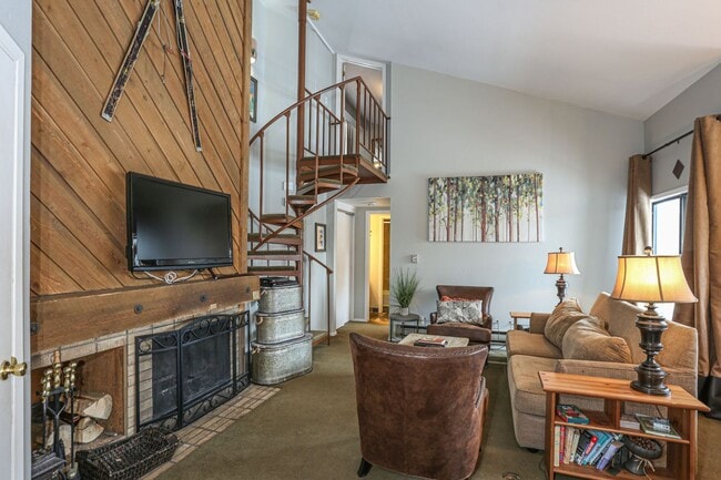 Building Photo - Move in Special! Keystone 2 bed/2bath! Plus Bonus Room  Pool and Hot Tubs!  BIKE STORAGE!