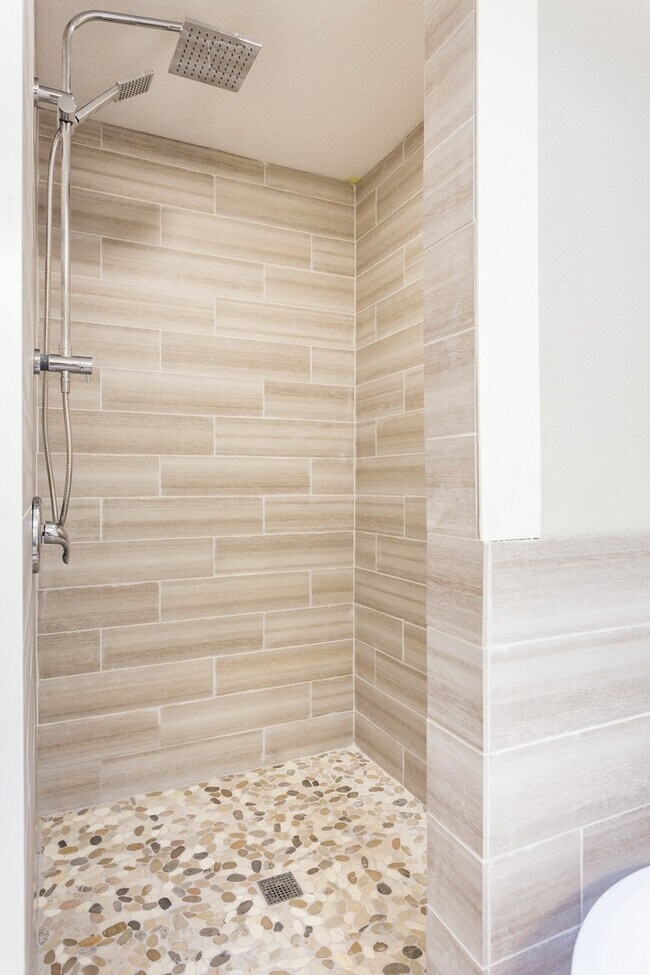 Building Photo - Gorgeous Lake Oswego Remodeled Cottage