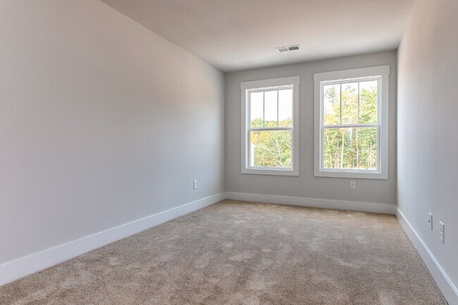 Building Photo - Elegant 3 Bedroom 2.5 Bathroom Townhome Near Downtown Greenville $1,850/mo rent